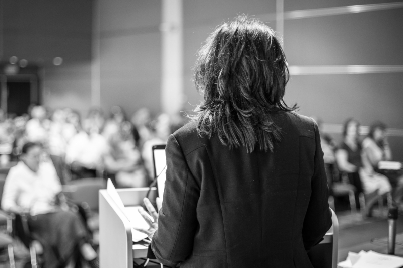 Inspireras av kända talare public-speaker-givin g-talk-at-business-event
